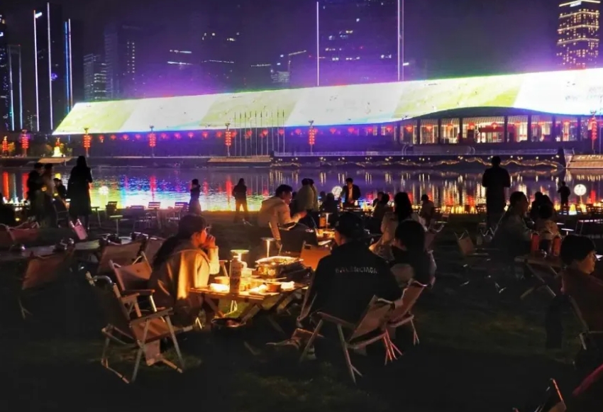 边吃边看球赛。天府新区融媒体中心供图