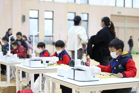 与小明围棋机器东说念主精彩对弈