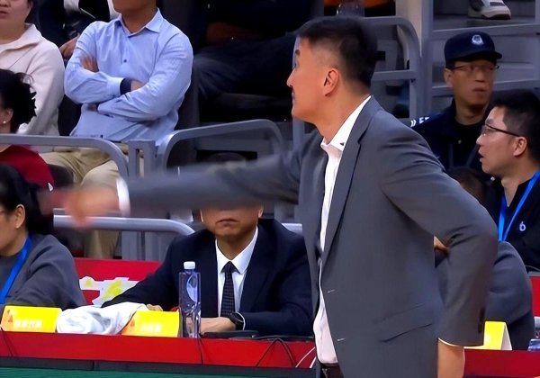 广东对阵同曦！跟队记者暴露徐杰伤情，杜锋十分恼火，怒瞪邬挺嘉