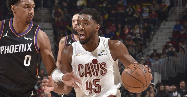 米切尔34+10+7布克32分 骑士拆伙太阳四连胜