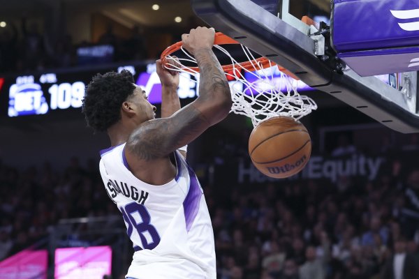 一气呵成！森萨博回身顶翻看护 升空滑翔双手灌筐